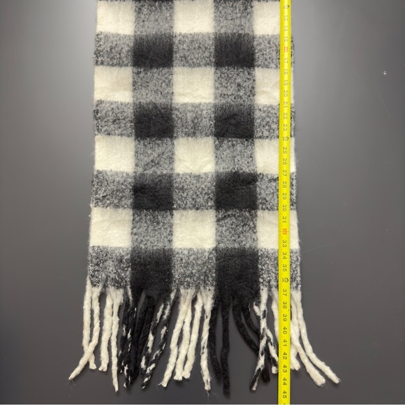 Tahari Black Ivory Plaid Blanket Scarf Soft Heavy Warm Fringe Wrap Shawl - Picture 6 of 7